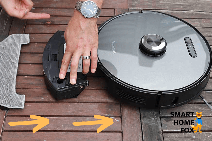 Wischtuch, Wischplatte und Wassertank liegen hinter dem Proscenic M8 PRO und ein Pfeil zeigt, wie die Komponenten ineinander gesteckt werden sollen.